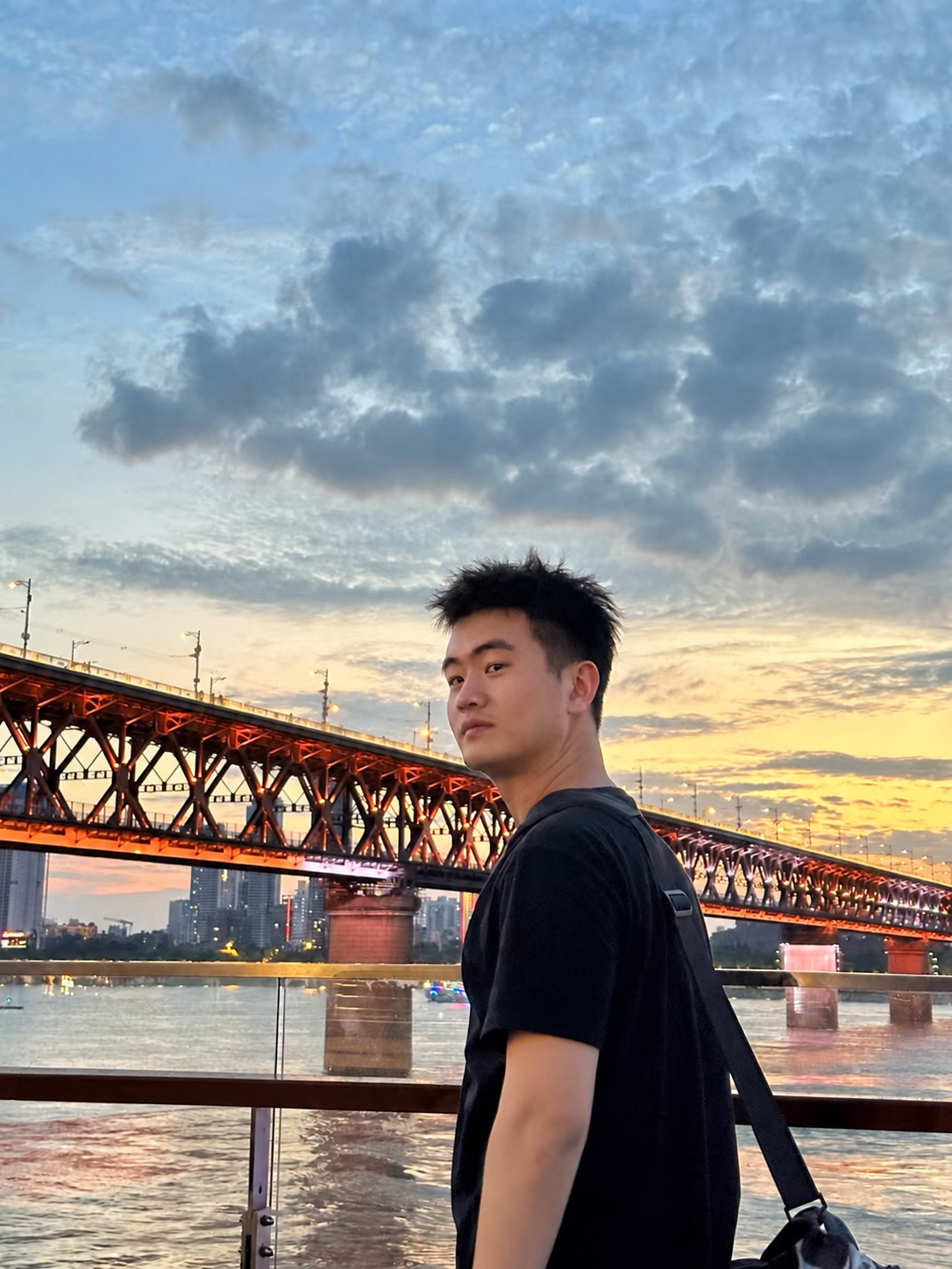 于彬彬在江边的生活照